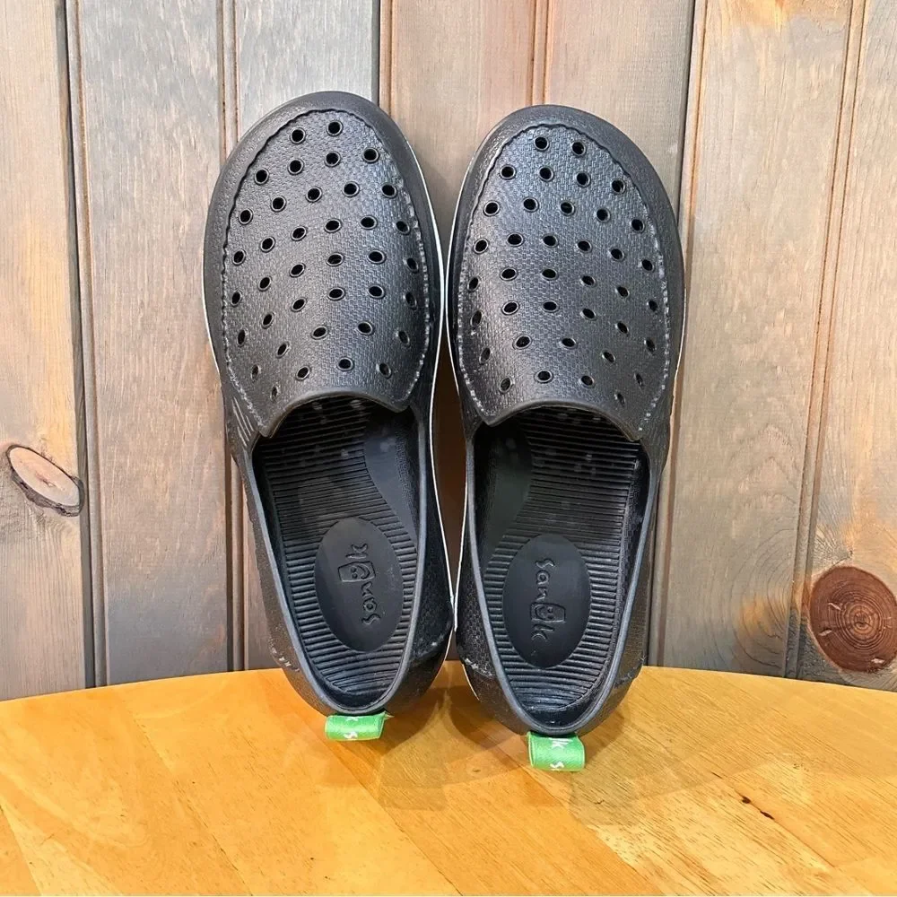 Kids Sanuk slip on beach shoes size 5-the ease of Crocs, without the clunkiness!